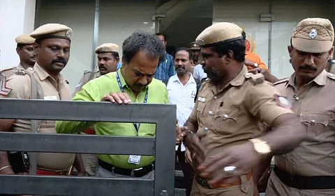 சோதனை முடிந்து வெளியே வந்த அதிகாரிகள்.