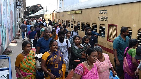 எழும்பூா் நிலையத்தில் சீரமைப்புப் பணிகள்: திருச்சி - அகமதாபாத் ரயில் மாற்று வழித்தடத்தில் இயக்கம்