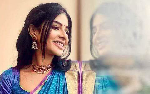 தனியார் தொலைக்காட்சியில் ஒளிபரப்பாகி வரும் குக் வித் கோமாளி நிகழ்ச்சியில் இரண்டாவது சீசன் மூலம் ரசிகர்களிடம் பிரபலமானவர் நடிகை பவித்ரா லட்சுமி.