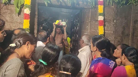 நாமக்கல் அரங்கநாதர் சுவாமி கோயிலில் சனிக்கிழமை அதிகாலை பரமபதவாசல் திறக்கப்பட்டு ஜடாரியை சுமந்து வரும் பட்டாச்சாரியார்.