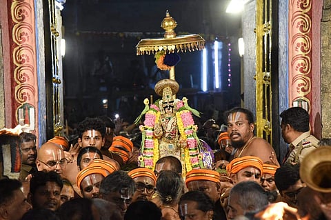 வைகுந்த ஏகாதசியை ஒட்டி ஸ்ரீரங்கத்தில் சனிக்கிழமை பரமபதவாசல் வழியாக பிரவேசித்த ஸ்ரீ அரங்கநாத சுவாமி.