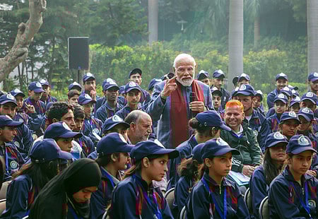 தில்லியில் உள்ள தனது இல்லத்தில் ஜம்மு-காஷ்மீா் மாணவா்களுடன் கலந்துரையாடிய பிரதமா் மோடி.