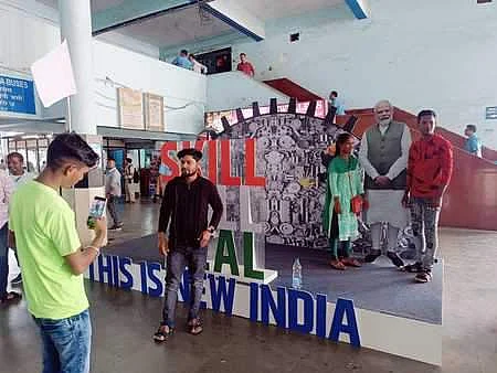 ரயில் நிலையங்களில் பிரதமா் படத்துடன் ‘செல்ஃபி பூத்’ மக்கள் பணம் வீண் என காங்கிரஸ் குற்றச்சாட்டு