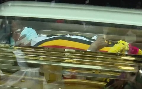 நிமோனியா காரணமாக அனுமதிக்கப்பட்டு வெண்டிலேட்டர் உதவியுடன் சிகிச்சை பெற்று வந்த நடிகர் விஜயகாந்த் காலமானார்.