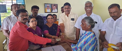 கோவில்பட்டி, கயத்தாறில் நிவாரணத் தொகை அளிப்பு