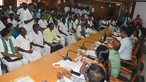 15 விவசாயிகளுக்கு ரூ.1.53 கோடியில் கடனுதவி: திருவள்ளூா் ஆட்சியா் வழங்கினாா்