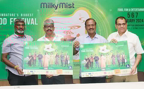 கோவையில் ஜனவரியில் நடைபெறவுள்ள உணவுத் திருவிழாவுக்கான விளம்பரப் பதாகையை வெளியிடும் ஹோட்டல் உரிமையாளா்கள் சங்கத்தினா்.