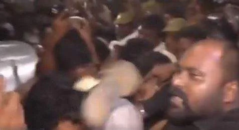 நடிகர் விஜய் மீது காலணி வீச்சு!