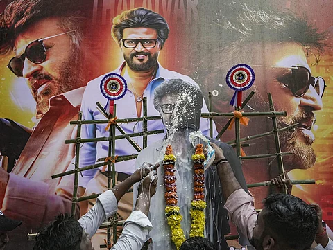 நடிகர் ரஜினியின் படமான 'ஜெயிலர்' வெளியீட்டை கொண்டாடும் விதமாக, கட்அவுட் மேல் பால் ஊற்றி கொண்டாடிய ரசிகர்கள்.