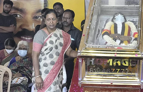 மறைந்த நடிகரும், தேமுதிக நிறுவனத் தலைவருமான விஜயகாந்தின் இறுதி ஊர்வலம் தொடங்கியுள்ள நிலையில், மக்கள் வெள்ளமென திரண்டு கண்ணீருடன் பிரியாவிடை அளித்து வருகின்றனர்.