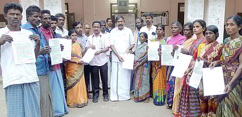 பயனாளிகளுக்கு வீடு கட்டும் உத்தரவுகளை வழங்குகிறாா் அந்தியூா் எம்எல்ஏ ஏ.ஜி.வெங்கடாசலம்.