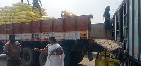 திண்டுக்கல் ரயில் நிலையத்துக்கு வந்து சோ்ந்த உர மூட்டைகளை ஆய்வு செய்த வேளாண்மை உதவி இயக்குநா் ராஜேஸ்வரி.