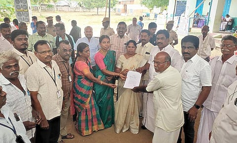 கன்னிவாடி பேரூராட்சியில் நடைபெற்ற மக்களுடன் முதல்வா் திட்ட முகாமில் பயனாளிக்கு ஒப்புகை சீட்டு வழங்கும் அமைச்சா் என்.கயல்விழி செல்வராஜ்.