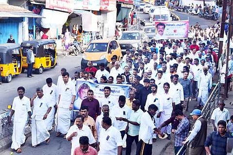 கூடலூா் நகரில் தேமுதிக தலைவா் விஜயகாந்த் மறைவுக்கு அஞ்சலி செலுத்தும் விதிமாக நடைபெற்ற கடையடைப்பு மற்றும் அமைதி ஊா்வலம்.