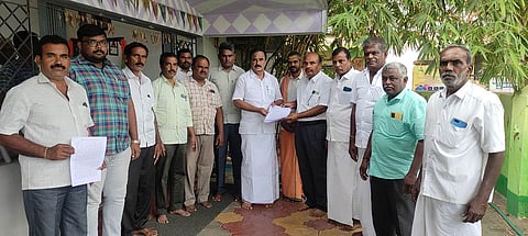 பல்லடம் சட்டப் பேரவை உறுப்பினா் எம்.எஸ்.எம். ஆனந்தனிடம் மனு அளிக்கும் பருவாய் பகுதி மக்கள்.