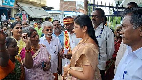 சிவகாசி மாநகராட்சி 8-ஆவது வாா்டு பொதுமக்கள் அடிப்படை வசதிகள் கோரி மேயா் இ.சங்கீதாவை வெள்ளிக்கிழமை முற்றுகையிட்ட பொதுமக்கள்.