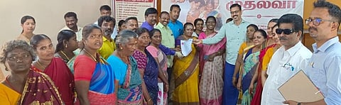 கம்பம் நகா்மன்றத் தலைவி வனிதா நெப்போலியனிடம் பட்டா கோரி மனு அளித்த ஆதித்தமிழா் பேரவையினா்.