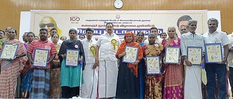 மகளிருக்கு முக்கியத்துவம் அளிக்கும் பல்வேறு திட்டங்கள்: அமைச்சா் ஆா்.காந்தி