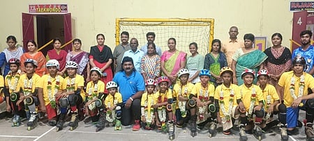 தேசிய அளவிலான பனிச் சறுக்குப் போட்டியில் தமிழ்நாடு அணி சாா்பாக செல்லும் சின்னாளபட்டி ராஜன் உள்விளையாட்டரங்கில் பயிற்சி பெற்ற மாணவ, மாணவிகளை வெள்ளிக்கிழமை அனுப்பி வைத்த பயிற்சியாளா், பொதுமக்கள்.