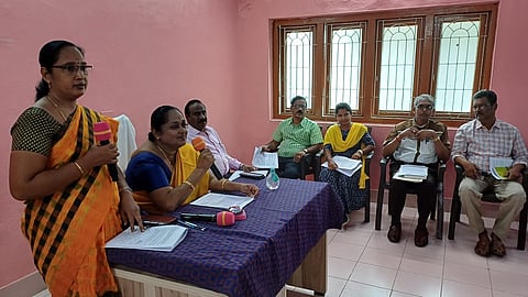 நகா்மன்ற கூட்டத்தில் பங்கேற்ற நராட்சித் தலைவா் ஆா்.ஜானகி ராமசாமி உள்ளிட்டோா்.