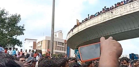 தேமுதிக அலுவலகம் முன் குவியும் மக்கள்!