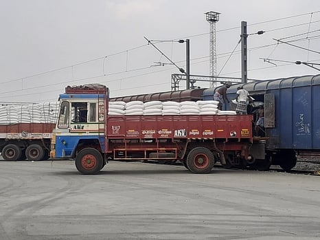 திருச்சி குட்ஷெட்டில் ரயிலில் சரக்குகளை ஏற்றி இருக்கும் தொழிலாளா்கள்.