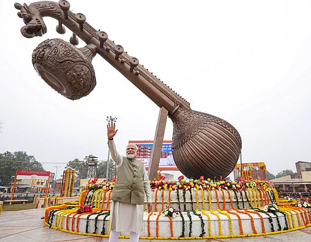 அயோத்தி, லதா மங்கேஷ்கா் செளக் வளாகத்தில் அமைக்கப்பட்டுள்ள பிரம்மாண்ட வீணை சிற்பத்தை பாா்வையிட்ட பிரதமா் மோடி.