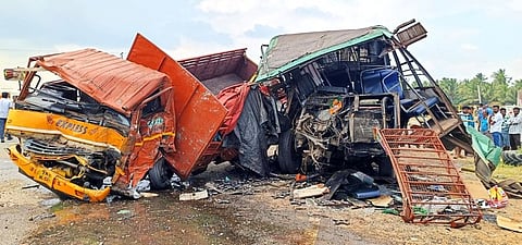 விபத்தில் உருக்குலைந்த அரசுப் பேருந்து- லாரி.