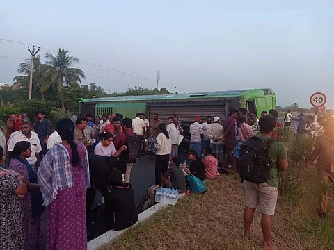 டயர் வெடித்து கவிழ்ந்த ஆம்னி பேருந்து: அதிர்ஷ்டவசமாக உயிர் தப்பிய 25 பேர்!