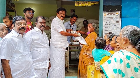 நெல்லை நகரம், கே.டி.சி. நகரில் நிவாரணத் தொகை வழங்கல்