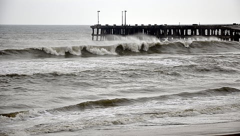 புதுச்சேரியில் கடல் சீற்றம்.