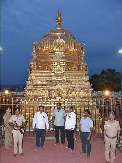 பாபா் மசூதி இடிப்பு தினம்: பழனி கோயிலில் துப்பாக்கி ஏந்திய போலீஸாா் பாதுகாப்பு