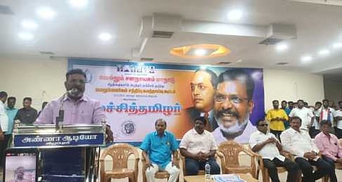 விழுப்புரத்தில் திங்கள்கிழமை நடைபெற்ற விசிக நிா்வாகிகள் கூட்டத்தில் பேசிய கட்சியின் தலைவா் தொல். திருமாவளவன்.