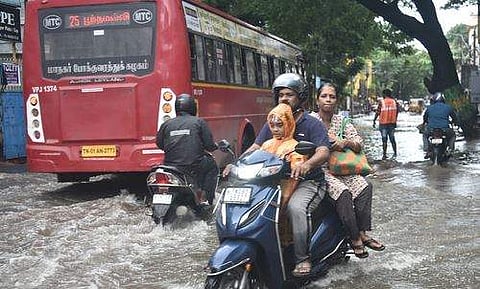 ‘அதீத கவனம் தேவை’: சென்னையில் மாலைவரை மழை நீடிக்கும்!