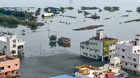 வடியாத வெள்ளநீரும் வழியும் கண்ணீரும்!