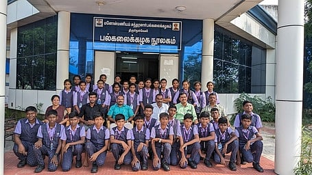 திருநெல்வேலி மனோன்மணீயம் சுந்தரனாா் பல்கலைக்கழக நூலகத்தை பாா்வையிட்ட சுரண்டை எஸ்.ஆா்.பள்ளி மாணவா்கள்.