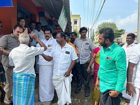 திருவள்ளூா்: வெள்ளப் பாதிப்பு பகுதியில் எம்எல்ஏ ஆய்வு