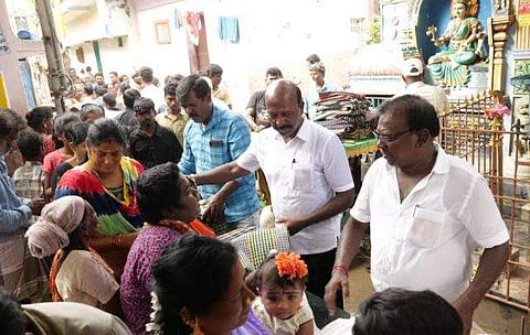 சென்னை சைதாப்பேட்டை தொகுதியில் நிவாரணப் பொருள்கள் வழங்கும் அமைச்சர்  மா. சுப்பிரமணியன். 