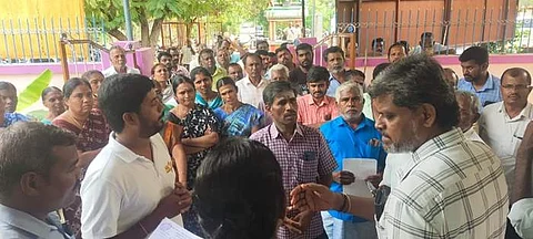 தெக்கலூர் ஊராட்சி நிர்வாகத்தை கண்டித்து பொதுமக்கள் முற்றுகை போராட்டம்