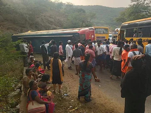 ஒகேனக்கல் கணவாய் ஆஞ்சநேயர் கோயில் பகுதியில் ஓட்டுநரின் கட்டுப்பாட்டை இழந்து விபத்துக்குள்ளான சுற்றுலா பேருந்து.
