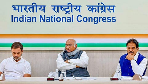 தில்லியில் வெள்ளிக்கிழமை நடைபெற்ற காங்கிரஸ் ஆய்வுக் கூட்டம்