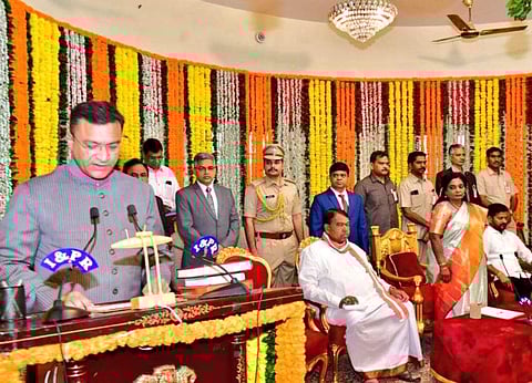 தெலங்கானா பேரவையின் தற்காலிக தலைவராக அக்பருதீன் ஒவைஸி பொறுப்பேற்றார். 