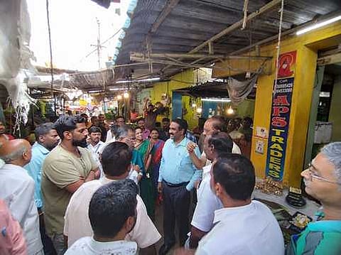 அரக்கோணம் காந்தி நாளங்காடியைப் பாா்வையிட்ட நகராட்சி நிா்வாகத் துறை இயக்குநா் பி. பொன்னையா.