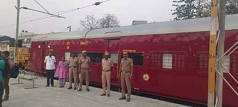 முதல்வா் மு.க.ஸ்டாலின் வருகை தந்த சிறப்பு ரயில் பெட்டிக்கு போலீஸாா் பாதுகாப்பு