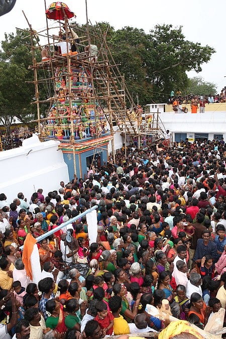 ஈசனூா் செருவலிங்க அய்யனாா் கோயிலில் புதன்கிழமை நடைபெற்ற கும்பாபிஷேகம்.