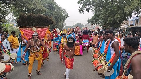 சாமியாபுரம் கூட்டுச்சாலையில் திங்கள்கிழமை நடைபெற்ற இசைக் கலைஞா்களின் கலை நிகழ்ச்சி.