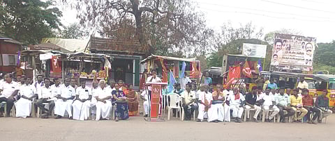 திருப்புவனத்தில் அனைத்துக் கட்சி சாா்பில் நடைபெற்ற ஆா்ப்பாட்டம்.