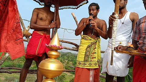 கோவிலின் கோபுரத்தில் புனித நீா் ஊற்றப்படுகிறது.