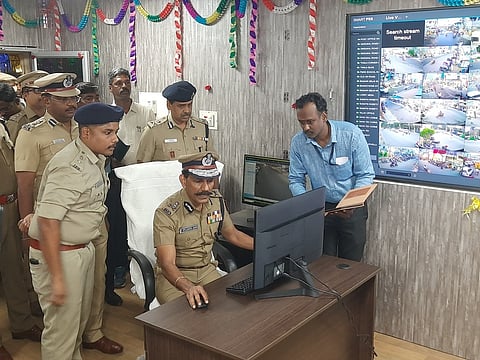 கரூா் மாவட்ட காவல் கண்காணிப்பாளா் அலுவலகத்தில் நவீன காவல் கட்டுப்பாட்டு அறையை தொடக்கி வைத்தடிஜிபி சி.சைலேந்திரபாபு.உடன் (இடமிருந்து) கரூா் மாவட்ட காவல்கண்காணிப்பாளா் ஏ.சுந்தரவதனம்,