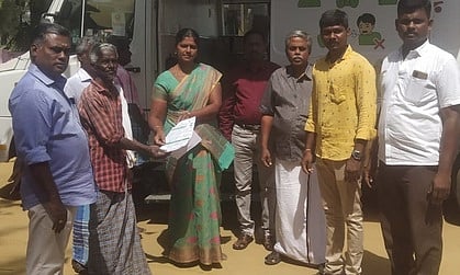 முகாமை தொடக்கி வைக்கிறாா் பேரூராட்சித்  தலைவா்  மகேஷ்வரி  செந்தில்நாதன்.